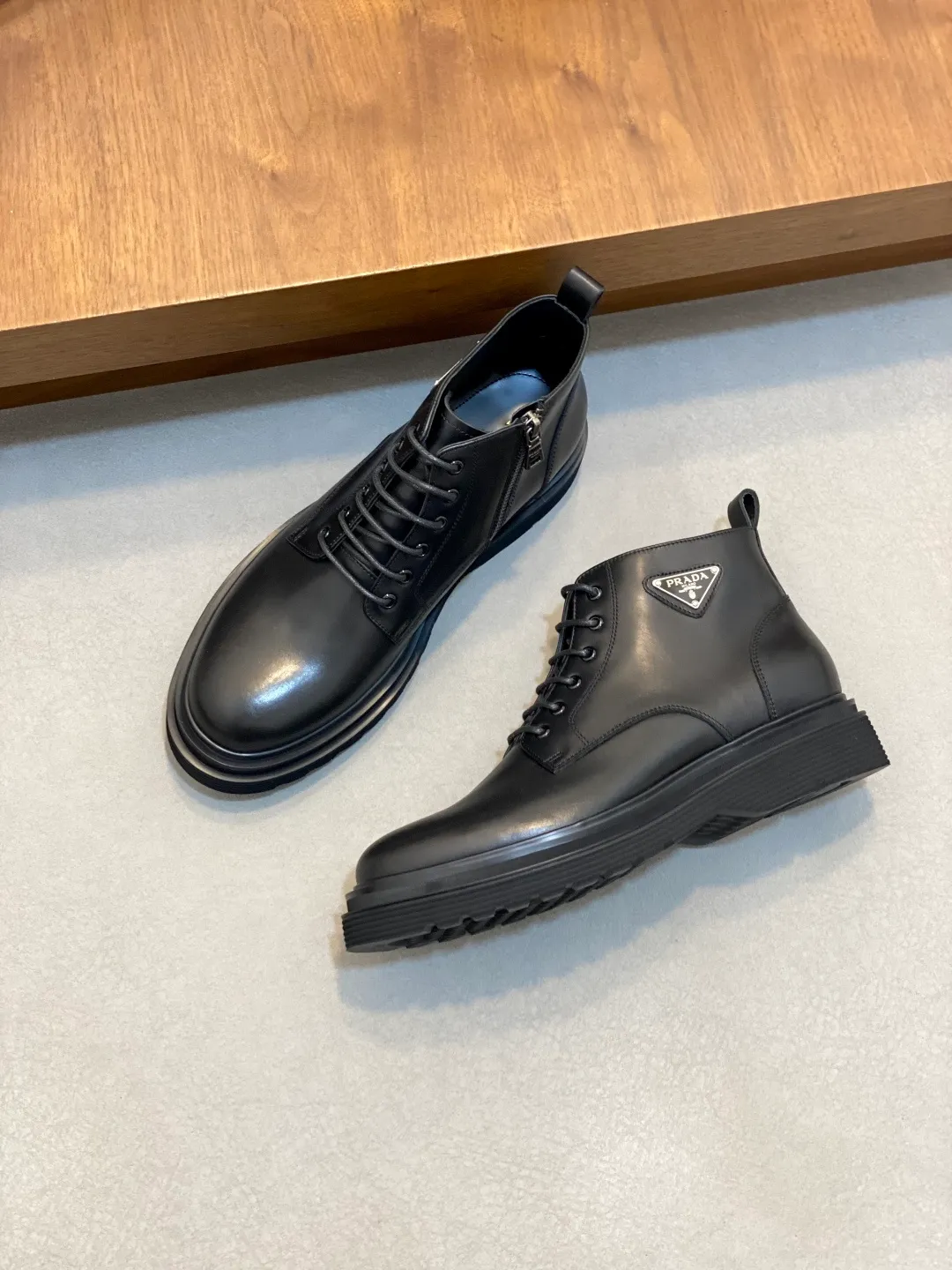 Men's men's shoes💰900 Prada/Prada Thick-soled formal wear shipped, same style at the counter, top-quality goods produced in Dongguan, those who know the goods should hurry up and start! New men's casual leather shoes, imported calfskin, shiny and translucent leather, uniform leather holes, fine texture, splicing and sewing technology, soft, comfortable and wrinkle-free, elegant Derby shoe shape, thickened and heavy-duty made, high-quality products that kill all currencies in the market, standard gold-label cowhide feet, calfskin lining, thickened rubber sole, durable and wear-resistant, ultra-light material, extremely comfortable for the upper foot, smooth surface, splicing lines, two styles to choose from, complete packaging! Size: 39-40-41-42-43-44 (45 customized) leather shoes